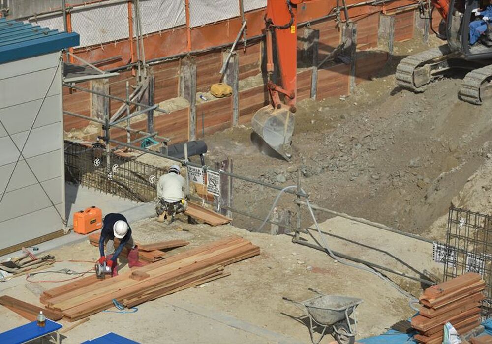工事現場で作業する型枠職人