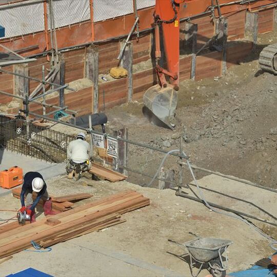 工事現場で作業する型枠職人